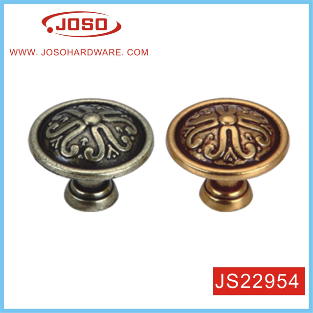 Manija de puerta de armario de cocina clásica en casa