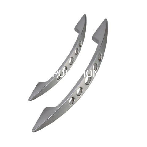 Manija de guardarropa de 64 mm con forma de arco vacío medio de aleación de zinc de suministro de fábrica